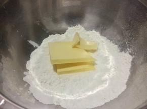 准备好食材。黄油室温软化，低筋面粉过筛、糖放至盆中，混合均匀；
