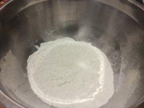 准备好食材。黄油室温软化，低筋面粉过筛、糖放至盆中，混合均匀；