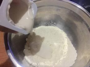 倒入酸奶，用手切拌均匀；