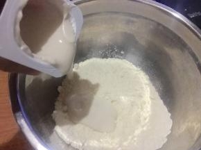 倒入酸奶，用手切拌均匀；