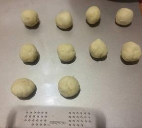 然后分成10个小剂子，并搓圆；