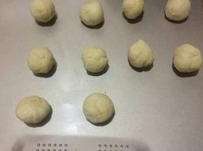 然后分成10个小剂子，并搓圆；