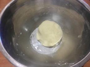 揉成光滑的面团即可；