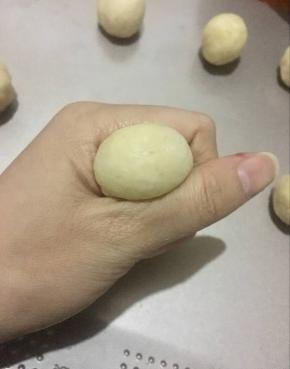 取一小剂子，用虎口再其三分之二的地方挤下去，不要太用力，以免挤断面团；