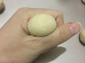 取一小剂子，用虎口再其三分之二的地方挤下去，不要太用力，以免挤断面团；