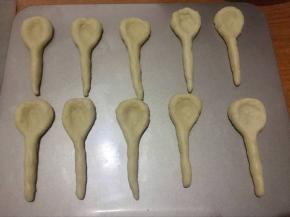 然后用大拇指按压大头部分，压凹进去，进行略微整理形成一个个勺体；