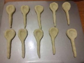 然后用大拇指按压大头部分，压凹进去，进行略微整理形成一个个勺体；