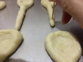 紧接着用牙签在尾部扎个小眼，这样更像个勺子啦！