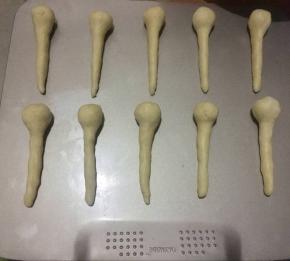 然后用手双手手指对搓下面面团，搓长搓细，搓出勺柄；依次处理好其他小剂子，并160度预热烤箱；