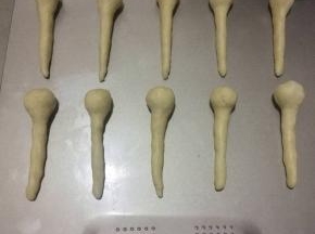 然后用手双手手指对搓下面面团，搓长搓细，搓出勺柄；依次处理好其他小剂子，并160度预热烤箱；