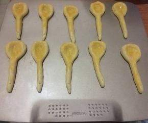 最后勺子表面刷一层薄薄的蛋黄液。烤箱上下火160度，放在烤箱中层，烤15-20分钟。烤至十分钟左右注意上色情况加盖锡纸，以免烤黑。