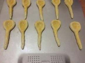 最后勺子表面刷一层薄薄的蛋黄液。烤箱上下火160度，放在烤箱中层，烤15-20分钟。烤至十分钟左右注意上色情况加盖锡纸，以免烤黑。