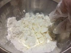 带上手套，进行揉搓；