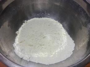 搓成沙粒状即可；注意不要太久，以免手温融化黄油；