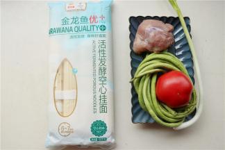 食材准备。好吃的金龙鱼活性发酵空心挂面，更易消化，养胃首选。