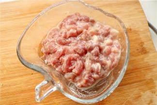 先来处理肉。里脊肉切成肉末，加入少许水淀粉，一勺油，拌匀腌制一会，这样肉质会更嫩。