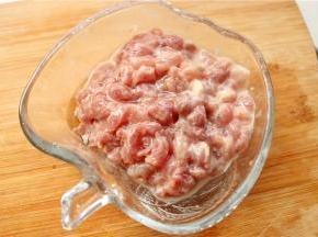 先来处理肉。里脊肉切成肉末，加入少许水淀粉，一勺油，拌匀腌制一会，这样肉质会更嫩。