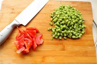 豆角洗干净，去掉头尾，切成小段，西红柿也切成小块待用，葱姜也切末。