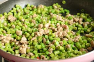 再加入豆角碎继续翻炒，至豆角变软。