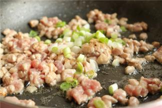 炒锅放入适量花生油，先下入肉末和葱姜末一起翻炒，至肉末变白，加少许五香粉和生抽给调味。