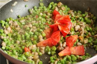 加入西红柿块，再加入适量水煮开，加入蚝油和盐调味。