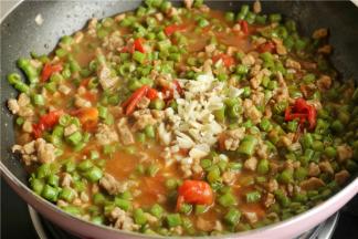 最后关火后，加入少许蒜末，再次搅匀，肉末豆角臊子就做好了。