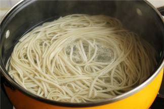 煮大约3分钟，面条就煮好了，柔软爽滑。这个面很好吃，煮面不糊汤，不会烂，家人都很喜欢。