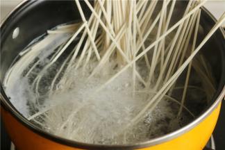 接下来开始煮面，汤锅加水烧开，下入发酵挂面。