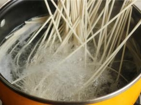 接下来开始煮面，汤锅加水烧开，下入发酵挂面。