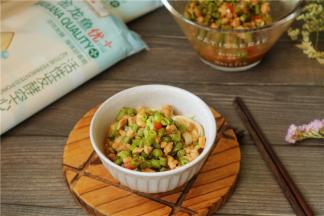 煮好的面条捞出来，加入适量肉末豆角臊子，拌匀就可以开吃了啦。