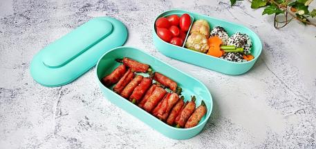 饭盒有两层，一层还放了芝麻饭团与水果，还真不错。冰内置原创专用保鲜块，也可以给提供冷藏保鲜的食物。