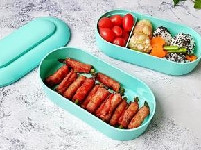 饭盒有两层，一层还放了芝麻饭团与水果，还真不错。冰内置原创专用保鲜块，也可以给提供冷藏保鲜的食物。