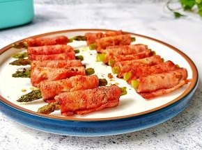 芦笋的脆爽加上培根的肉香味，让人欲罢不能。