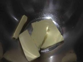 黄油提前称量好室温软化，如果室温太低可借助微波炉或电吹风；