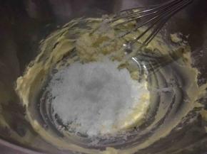 将软化好的黄油用蛋抽搅打至发黄体积变大，加入糖粉；