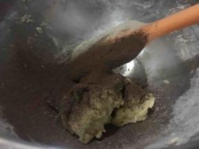 取三分之一面团筛入可可粉；