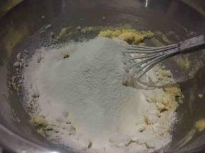 筛入面粉，稍微混合成团；
