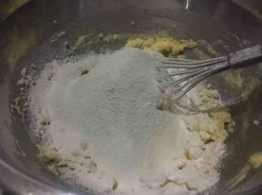 筛入面粉，稍微混合成团；