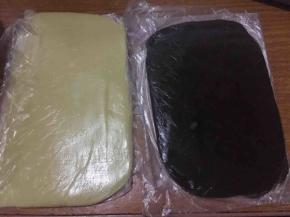 再分别擀成薄片；