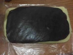 将可可薄片放置在原味薄片上；