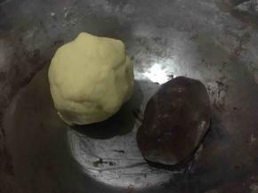 将两份分别揉成团；