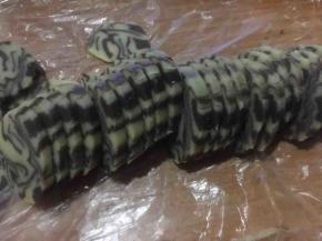 160度预热烤箱，取出冷冻面团切成厚薄均匀的薄片；