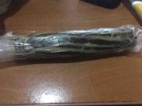 再将累加好的面团左右滚圆至圆柱形面团，放入冰箱冷冻30分钟左右，面团坚硬（保证切薄片不容易变形）