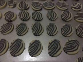 依次摆入薄片，薄片间留有些许空隙；放入烤箱烘烤15分钟，关火后焖烤10分钟；