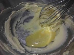 搅打均匀后，分次放入鸡蛋液；