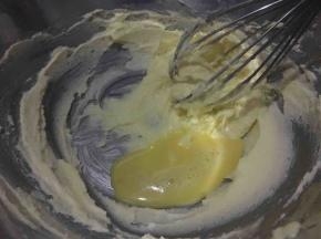 搅打均匀后，分次放入鸡蛋液；