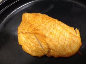 蒸烤鸡胸肉室温解冻，放入烤盘入烤箱180度10分钟，也可以选择微波1分钟或是水煮5分钟的方法