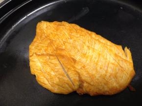 蒸烤鸡胸肉室温解冻，放入烤盘入烤箱180度10分钟，也可以选择微波1分钟或是水煮5分钟的方法