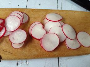 樱桃萝卜洗净切成薄片