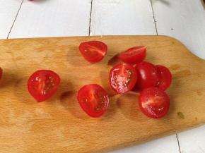 圣女果切成两半